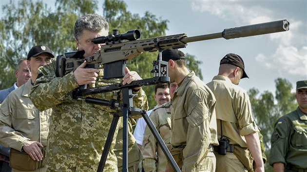 Ukrajinsk prezident Petro Poroenko si osobn pijel na zkladnu u Kyjeva prohldnout nov zbran armdy (26. ervence 2014).