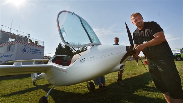 Martin tpnek se svm originlnm letadlem na baterky.