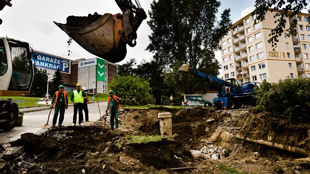 Propadl vozovka v ulici Na Kivin v prask Michli. (22. ervence 2014)