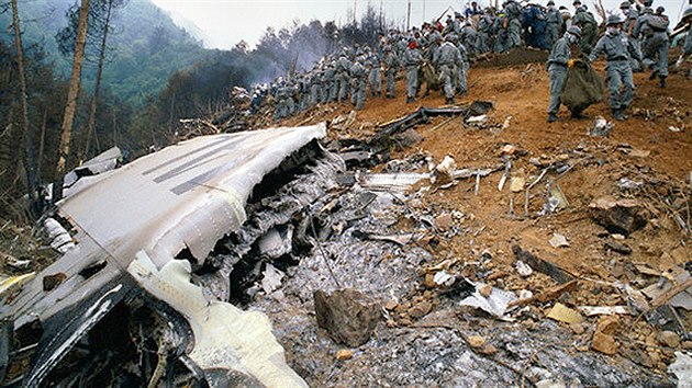 520 obt.  K tragdii Boeingu 747 Japan Airlines dolo 12. srpna 1985. Stroji se 12 minut po vzletu z tokijskho letit Haneda roztrhla patn opraven zadn tlakov pepka trupu, po 20 minutch stroj narazil do hor. tyi lid peili.