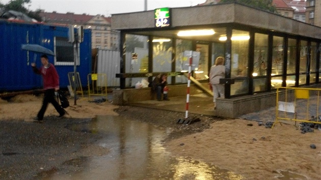 Rozebranou deskou prosakuje voda do stanice metra Dejvická.