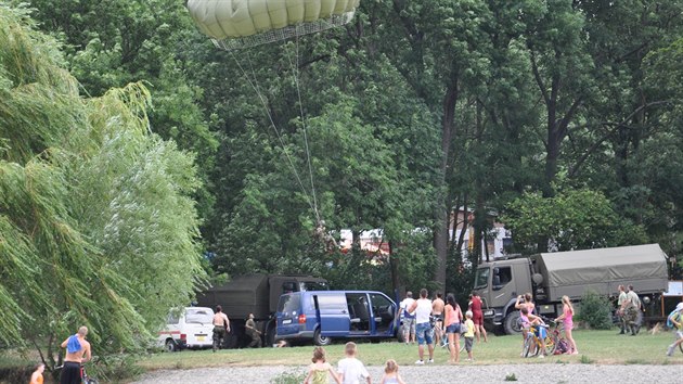 Počasí ovlivnilo i pondělní cvičení výsadkářů na  Plumlovské přehradě na Prostějovsku. Kvůli silnému větru dva vojáci místo vodní plochy skončili na blízkých stromech (21. července 2014).
