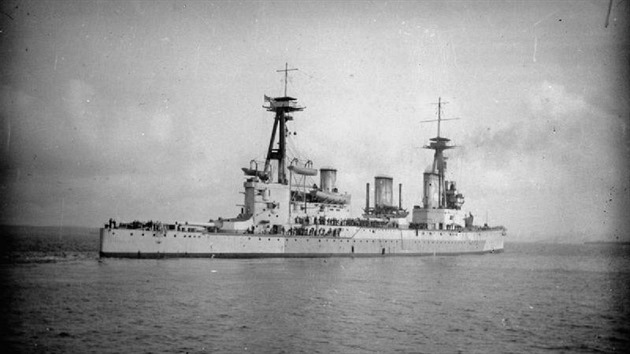 HMS Indefatigable, jeden z trojice britskch bitevnch kink, kter se podlely na nespnm honu na Goeben.