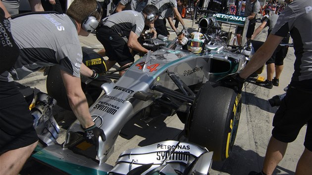 V BOXECH. Lewis Hamilton v kvalifikaci Velk ceny Maarska F1.