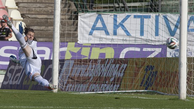 ROZNOKA NEPOMOHLA. Pbramsk glman Boh inkasuje z penalty.