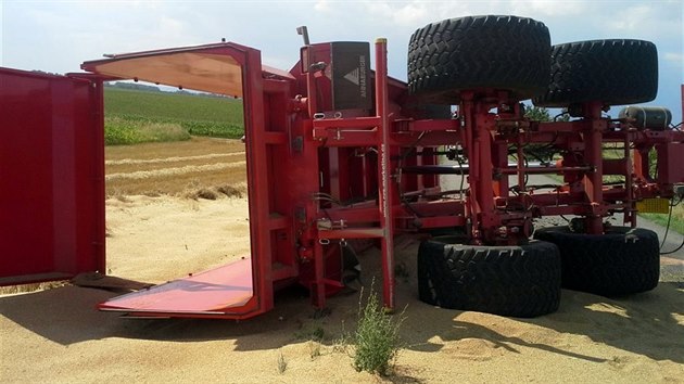 Na Brnnsku se pevrtil traktor s vlekou. Vysypalo se z n estnct tun sklizenho vymlcenho obil.