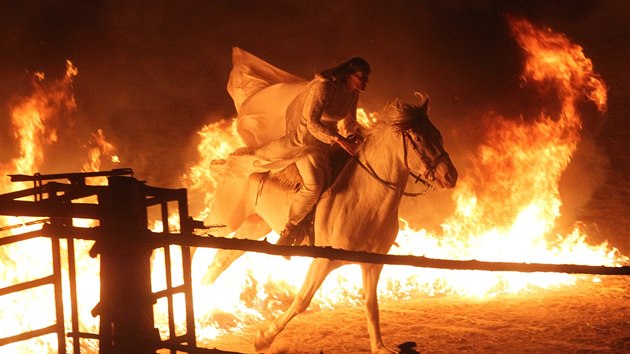 Ve westernovém městečku Šiklův mlýn ve Zvoli nad Pernštejnem bylo v sobotu večer pořádné horko. Místní rodeo arénu rozzářily šlehající plameny, s jejichž pomocí kaskadéři předvedli dechberoucí podívanou.