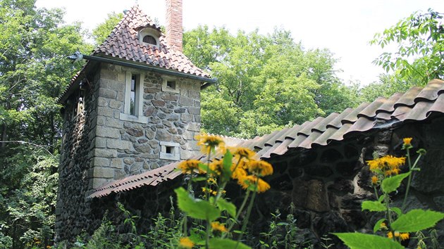 Stavba zmeku  na Kemenku zaala
v roce 1930 podle projektu renomovanho architekta Kamila Hilberta, jen se podlel
i na dostavb katedrly svatho Vta na Praskm hrad.