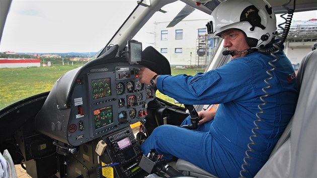 Když je vrtulník venku z hangáru, pilot Jaroslav Špaček a jeho kolegové jej nastartují za minutu a půl.