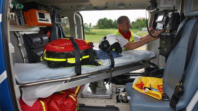 V této části vrtulníku je místo pro ležícího, případně i sedícího pacienta a také pro lékaře.