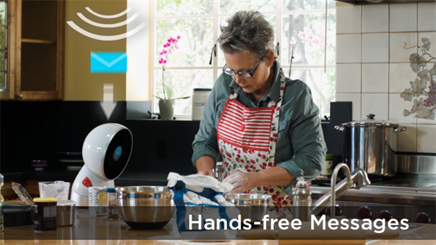 Při vaření může Jibo plnit úlohu hands-free a číst vám zprávy nebo zvedat telefon.