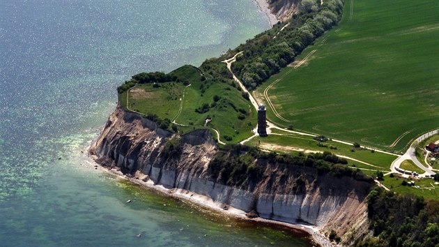 Leteck pohled na Kap Arkona s torzem slovanskho hradit Jaromarsburg a v Peilturm