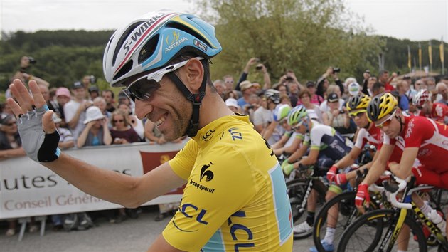 RALOK VE LUTM. Vincenzo Nibali zdrav fanouky na startu patnct etapy Tour de France v Tallardu.