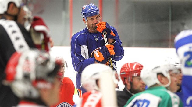 Hokejov obrnce Radek Martnek v dresu New Yorku Islanders trnuje s Havlkovm Brodem a douf, e pijde nabdka z NHL.