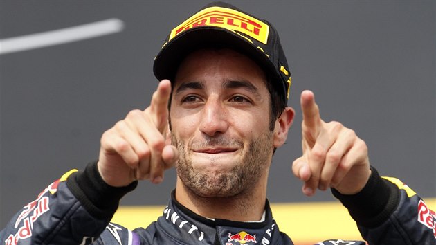 Daniel Ricciardo se raduje z vtzstv ve Velk cen Maarska.