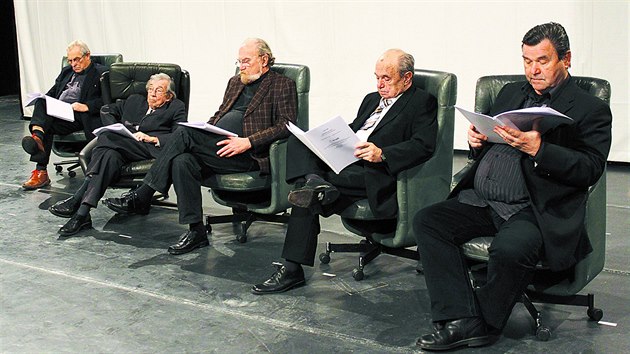 Alois  Švehlík jako první zleva ve hře Bankéři, dále Pavel Vondruška, Petr Pelzer, Milan Stehlík a Václav Postránecký (2010)
