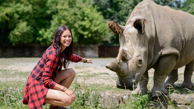 Monika Leová se samicí nosorožce severního bílého Nabiré. Ta dosud žije v zoo ve Dvoře Králové.