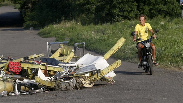 Mstn lid mjej trosky letu MH17. (Ukrajina, 23. ervence 2014)