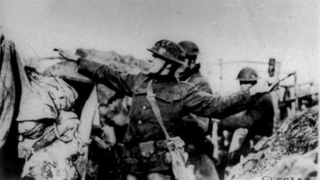 Americk vojk na zpadn front odhazuje grant na neptele (15. bezna 1918).