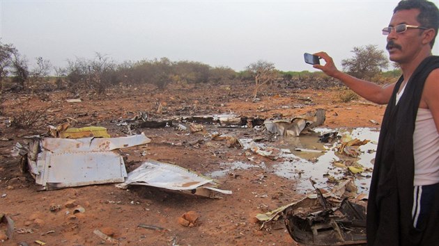 Snmek, kter agenturm poskytla armda Burkiny Faso, ukazuje trosky letounu Air Algerie, kter se ztilo v Mali.(25. ervence 2014)