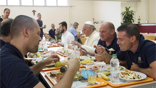 Pape Frantiek poobdval v jdeln se zamstnanci Vatiknu (25. 7. 2014).