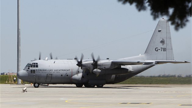 Holandsk krlovsk vojensk transportr Hercules pepravuje 19 rakv s ostatky tl (26. 7. 2014).