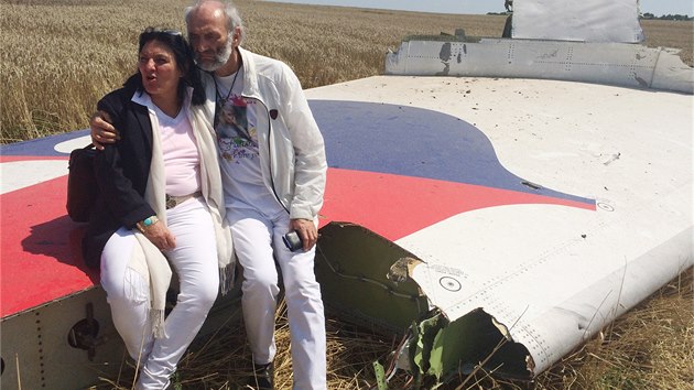George Dyczynski se svou manelkou Angelou navtvili msto pdu letadla, na jeho palub byla i jejich dcera Fatima (28. 7. 2014).