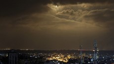 Noní nebe nad Gaza City (28. ervence 2014)