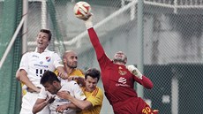 ZÁVAR. Zleva Ján Gregu� a Patrizio Stronati z Baníku, Jan Vorel, Marek Hanousek...