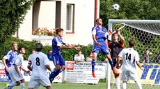 Branká� divizního Slavi�ína Jakub Tal�ík vyrá�í mí� v pohárovém utkání s...