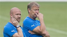 Trenér Age Fridtjof Hareide (vpravo) a jeho asistent Olof Persson na tréninku...