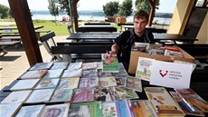 Knihovník Martin Kinter nabízí k prodeji knihy z antikvariátu M�stské knihovny