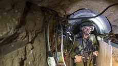 Izraelský voják v palestinském tunelu (25. ervence 2014)