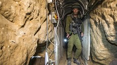 Izraelský voják v palestinském tunelu (25. ervence 2014).