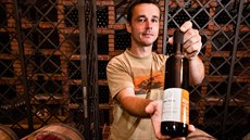 Michal Beránek ukazuje víno z hrozn vinice svaté Kláry v areálu praské...