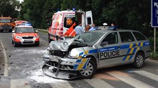 Nehoda volkswagenu a policejního auta v Dolních Beanech.