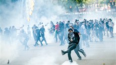 Ve Francii protesty perostly v násilí.