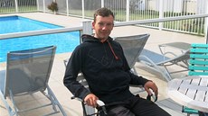 VE�ER U NET-APPU. Leopold König u bazénu hotelu Novotel v Narbonne. Ale jen na