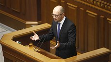 Ukrajinský premiér Arsenij Jace�uk oznamuje parlamentu svou rezignaci (24....