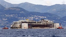 Remorkéry vleou vrak lodi Costa Concordia do pístavu v Janov (27. ervence...