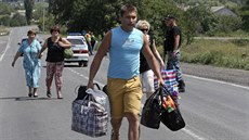 Obyvatelé výchoukrajinského msta achtarsk prchají ped ofenzivou vládních sil...