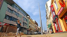 Vysoké ocelové sloupy vypadají na tíd Míru nepatin. Je jich píli moc...