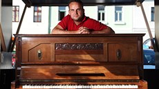 Jan Du�ek instaloval na nám�stí v Rychnov� nad Kn�nou piano.