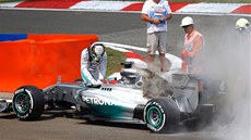HOŘÍ. Lewis Hamilton v kvalifikaci Velké ceny Maďarska F1.