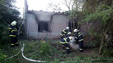 Poár rodinného domu v obci Jezernice na Perovsku, uvnit kterého hasii nali...