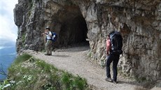 Vtina Stezky 52 tunel vede bu ve skále nebo je vytesána do píkrého svahu.