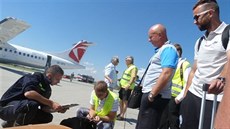 ODBAVENÍ Karel Jarolím a jeho sv��enci p�i odletu z malého leti�t� Ho�kovice u...