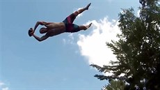 Na behu jezera v Torontu vyuili odválivci houpaku jako odrazový mstek.