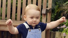 Princ George  zaal sám chodit jet ped prvními narozeninami (2014).