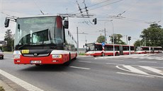 Autobusy Dopravních podniků vyjíždějí z nového depa v Plzni na Karlově.